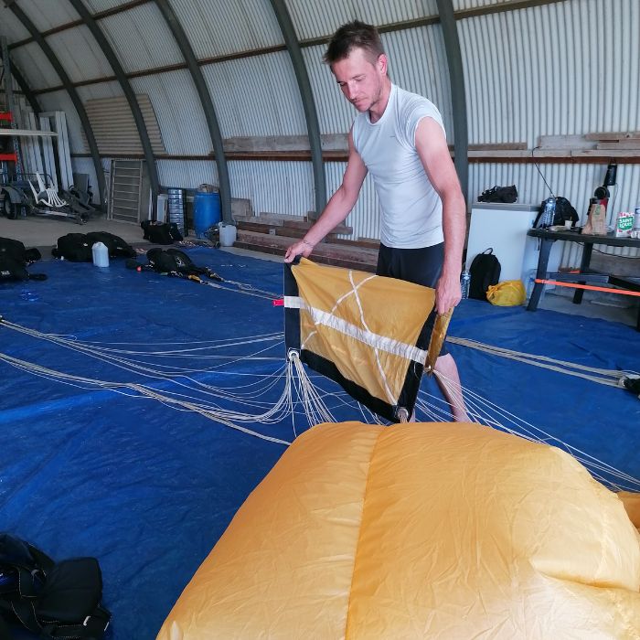 Fab plieur de parachutes dragonfly parachutisme ardeche